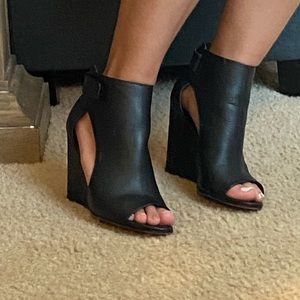 Vince 8.5 black wedge cut out bootie